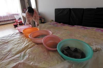 内江楼上漏水，住户失联，小区没物管，业主维权难！律师来支招……